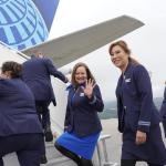 La tripulación de la aerolínea del United Airlines saluda en el primer vuelo desde Bilbao.