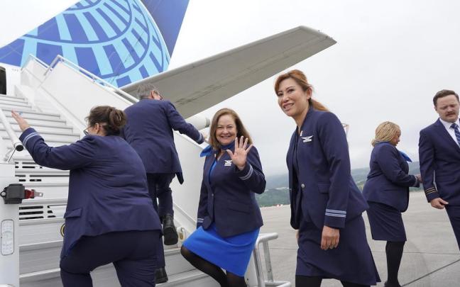 La tripulación de la aerolínea del United Airlines saluda en el primer vuelo desde Bilbao.