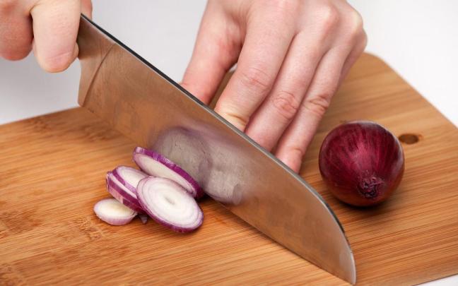La cebolla se debe cortar con un cuchillo bien afilado.