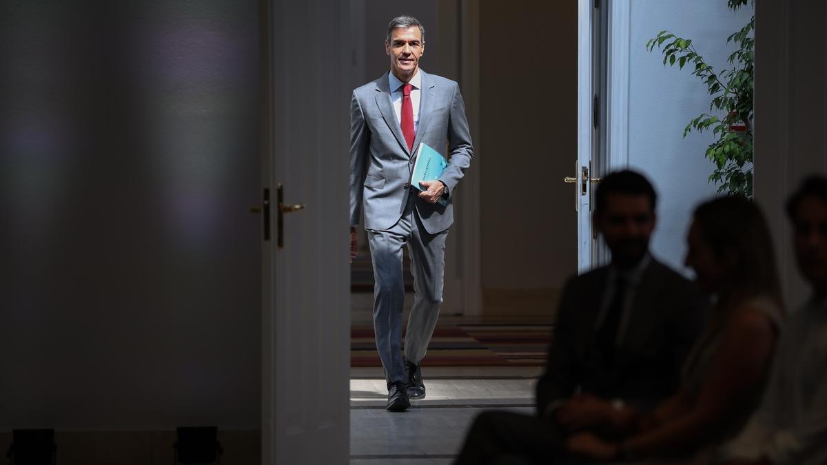 Pedro Sánchez, a su llegada a la rueda de prensa en el Complejo de la Moncloa, a 28 de julio de 2026.