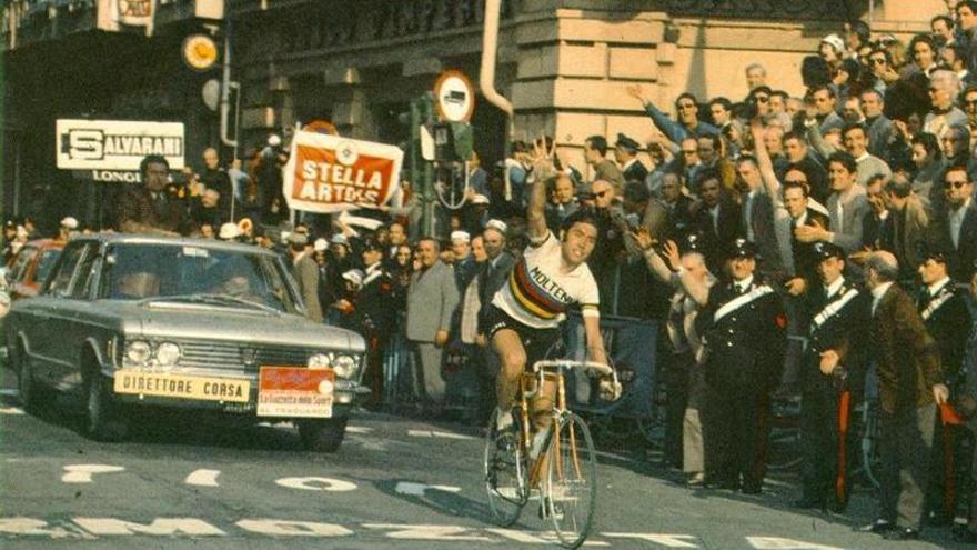 En la imagen, Merckx logrando la quinta de sus siete victorias en la Milan San Remo, en 1972.