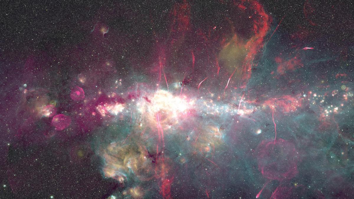 Imagen del centro galáctico obtenida a partir de las observaciones realizadas con distintos telescopios.