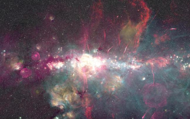 Imagen del centro galáctico obtenida a partir de las observaciones realizadas con distintos telescopios.