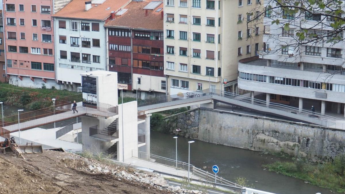 Vista del renovado puente, del ascensor y de la rampa que se va a tratar para mejorar su adherencia.
