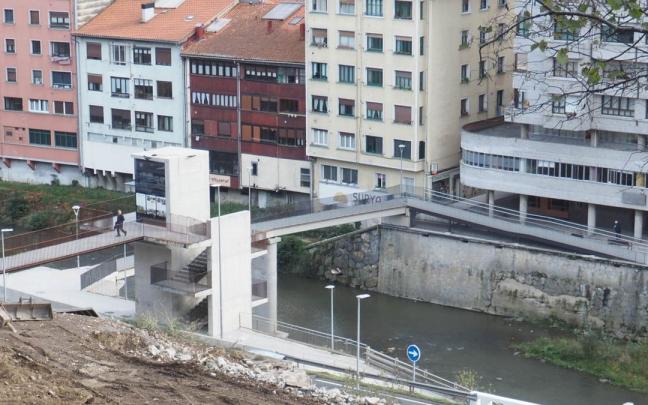 Vista del renovado puente, del ascensor y de la rampa que se va a tratar para mejorar su adherencia.