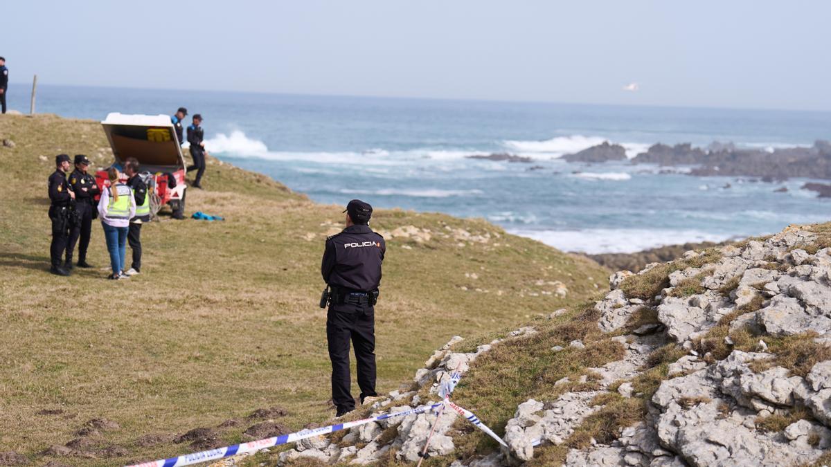 Dispositivo desplegado tras colapsar este martes por la tarde la pasarela de la playa El Bocal, en Santander,.