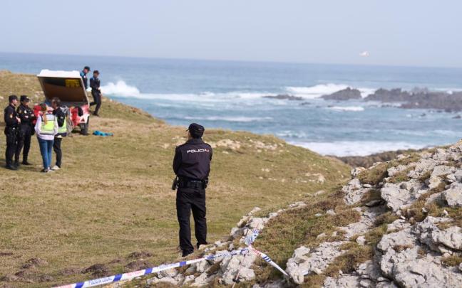 Dispositivo desplegado tras colapsar este martes por la tarde la pasarela de la playa El Bocal, en Santander,.