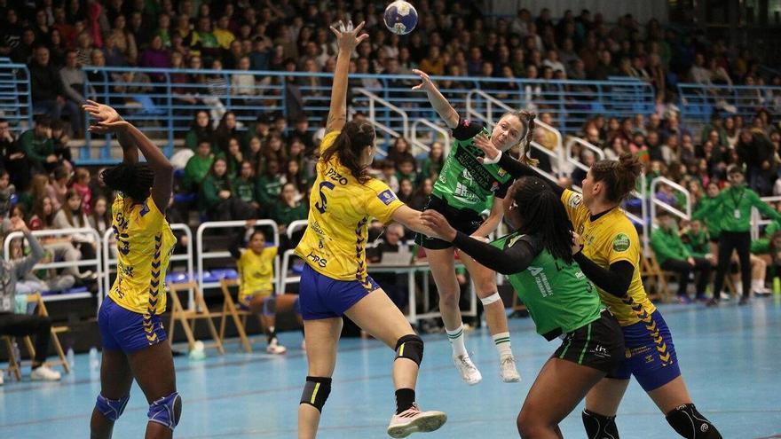 Paula Garcia Locay se eleva para lanzar a portería en el partido de Copa ante el Rocasa de enero.