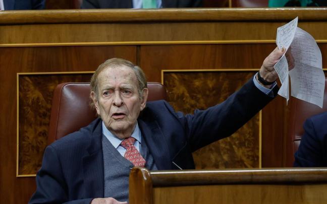 Tamames critica que la moción se haya convertido en un "mitin preparatorio de elecciones" Tamames critica que la moción se haya convertido en un "mitin preparatorio de elecciones"