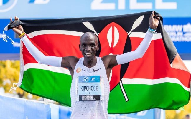 Eliud Kipchoge celebra su victoria en el maratón de Berlín.
