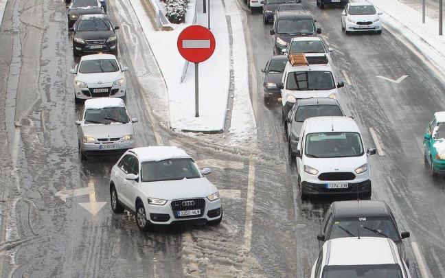 Vehículos en una retención en la A-12, en una imagen de archivo.