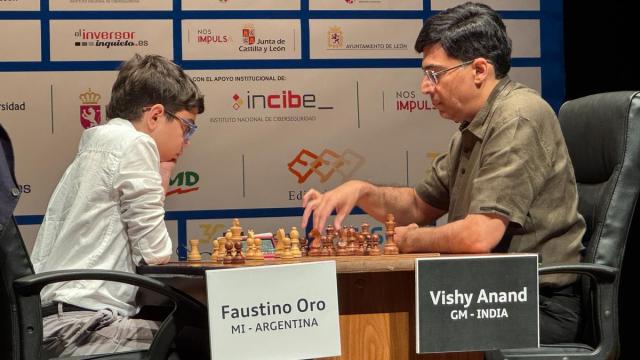Faustino Oro y Vishy Anand, en las semifinales del Torneo Magistral Ciudad de León.