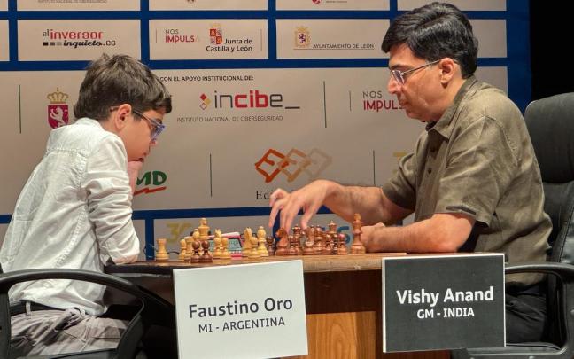 Faustino Oro y Vishy Anand, en las semifinales del Torneo Magistral Ciudad de León.