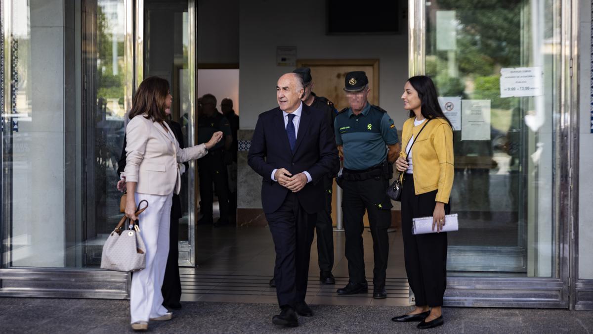 El alcalde de Algeciras (Cádiz), José Ignacio Landaluce (i), tras prestar declaración en los Juzgados de Algeciras.