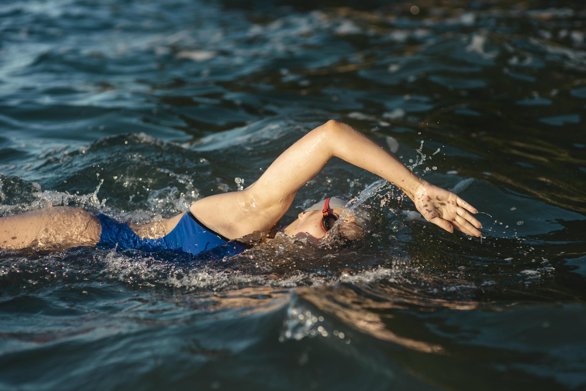 Mujer practicando la natación.