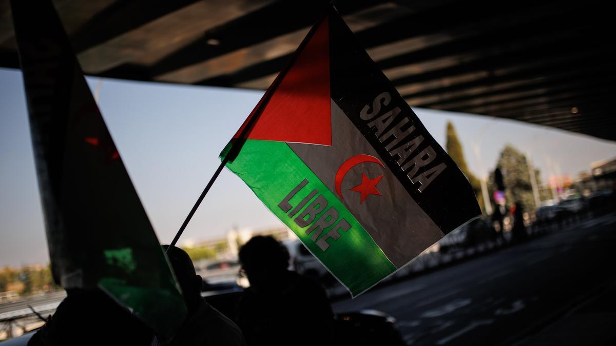 Activistas saharauis protestan en el aeropuerto de Barajas.