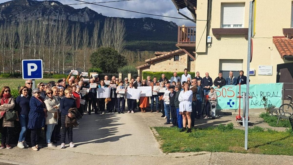 Concentración en defensa de la sanidad de la zona rural en la comarca de Añana