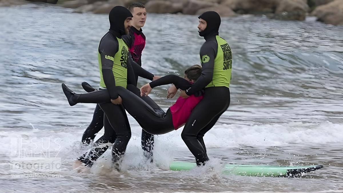 Socorristas de Groseko Indarra Surf Eskola practican cómo efectuar un rescate.