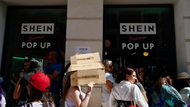 Varias personas hacen cola para entrar a la primera tienda física de SHEIN en Madrid.