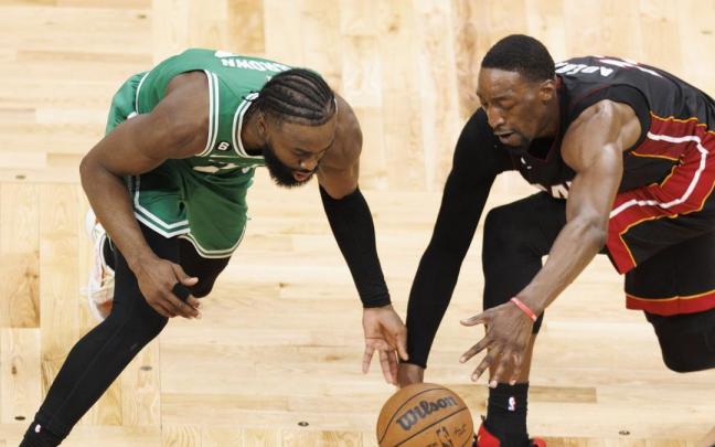 Jaylen Brown (i) y Bam Adebayo pelean por un balón. Jaylen Brown (i) y Bam Adebayo pelean por un balón.