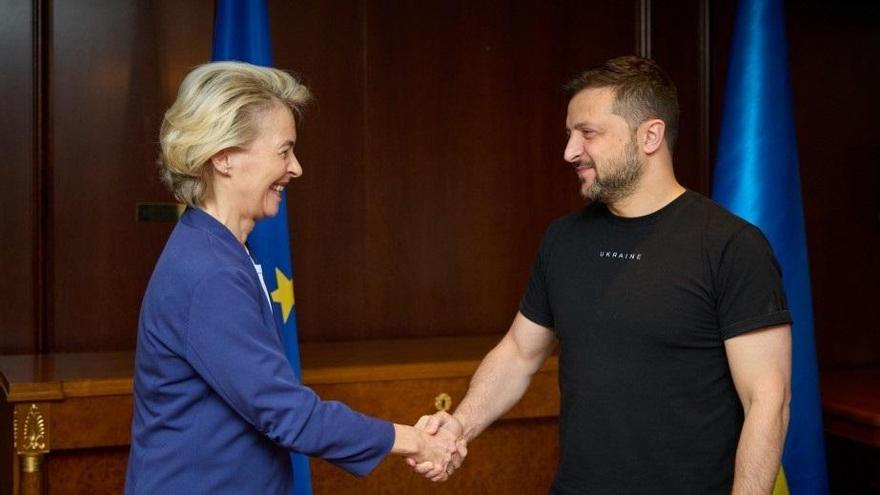 La presidenta de la Comisión Europea, Ursula von der Leyen, y el presidente de Ucrania, Volodimir Zelenski.
