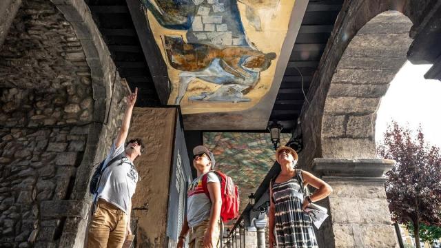 El domingo hay una visita guiada a los murales de los hastiales de la Foru Plaza