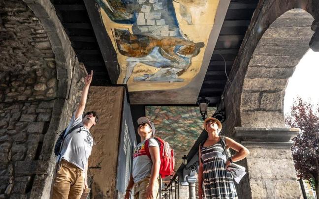 El domingo hay una visita guiada a los murales de los hastiales de la Foru Plaza