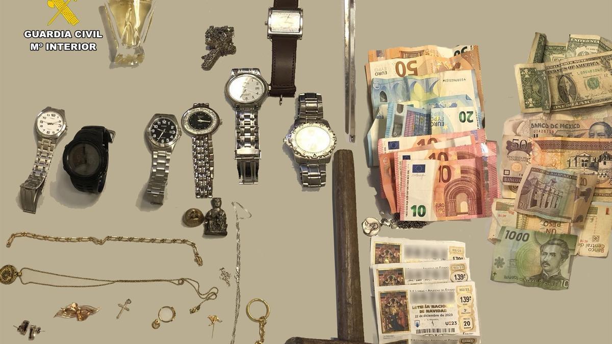 Dinero y objetos sustraídos por los detenidos.