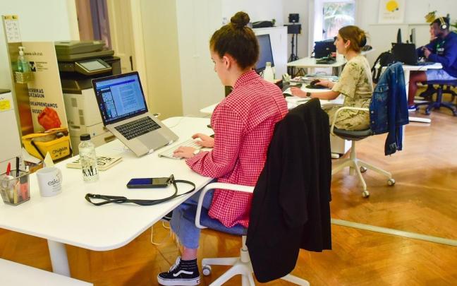 Gente joven trabajando en oficinas etc oficina de comunicacion del Palacio Miramar Donostia