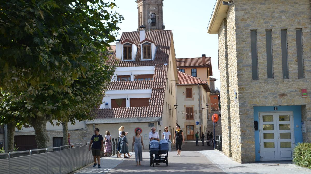 Vecinos de Dulantzi paseando por sus calles