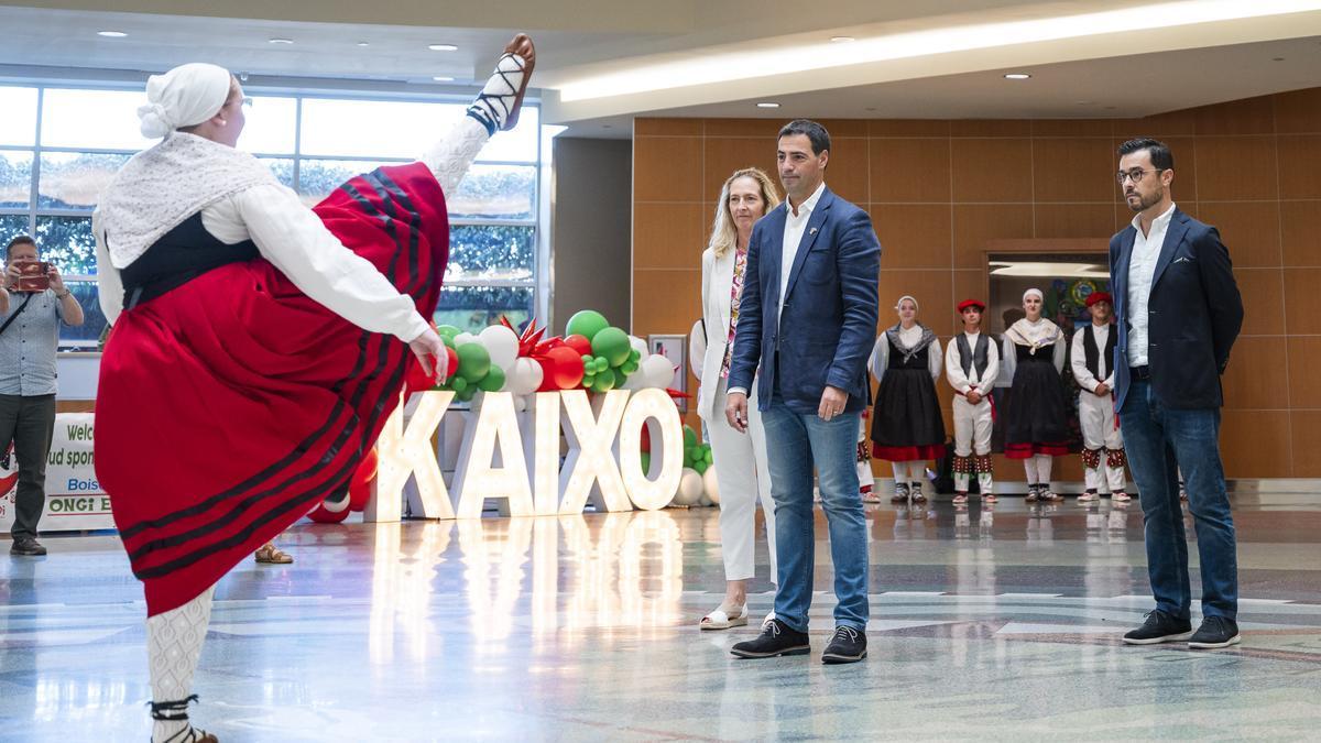 El lehendakari Pradales, en uno de sus desplazamientos internacionales, durante su recibimiento en el aeropuerto de Boise