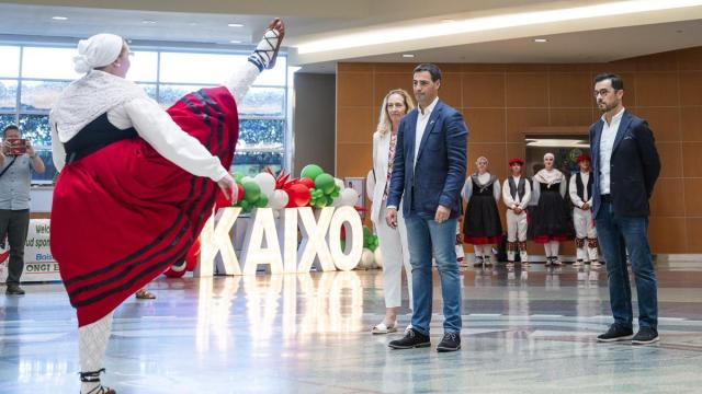 El lehendakari Pradales, en uno de sus desplazamientos internacionales, durante su recibimiento en el aeropuerto de Boise