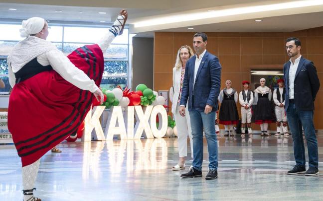 El lehendakari Pradales, en uno de sus desplazamientos internacionales, durante su recibimiento en el aeropuerto de Boise