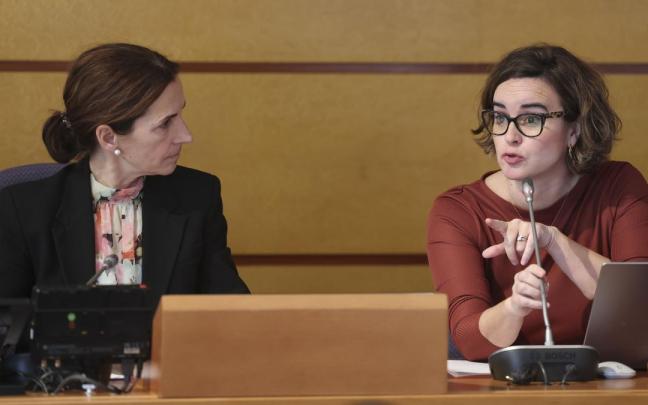 La diputada general, Elixabete Etxanobe, durante su intervención, junto a Jane Eyer Urkieta