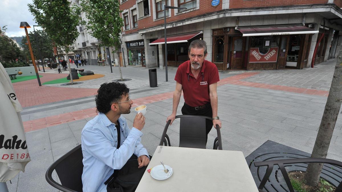 Agustín González, encargado de Haro’s Tavern, confía en poder ampliar la terraza, de tan solo tres mesas.