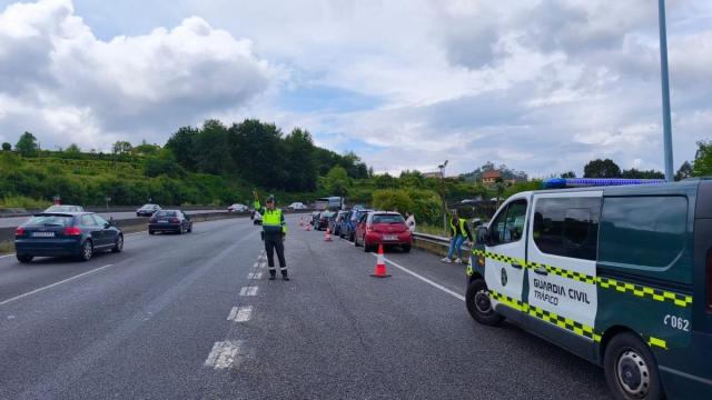 Imagen de archivo de la Guardia Civil regulando el tráfico tras una colisión en Vigo.