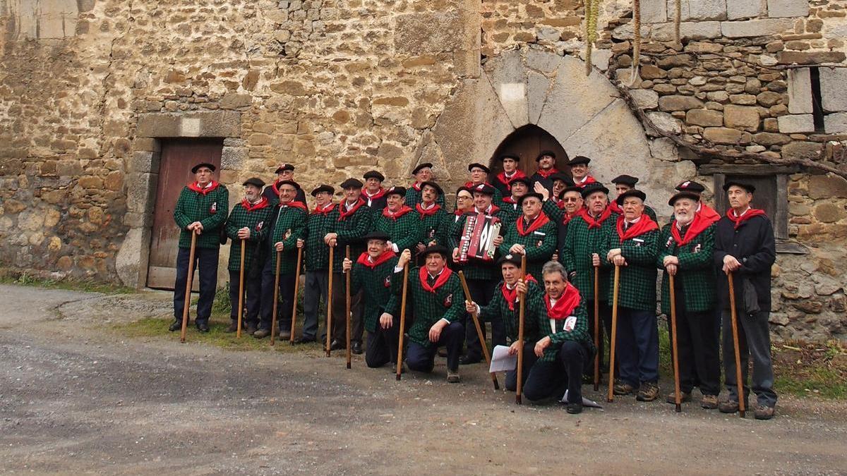 Los Arlotes junto a la torre de Ugarte en Laudio