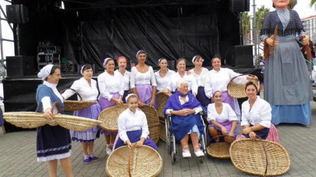 Imagen de archivo de una anterior edición del Sardinera Eguna de Santurtzi, Deia