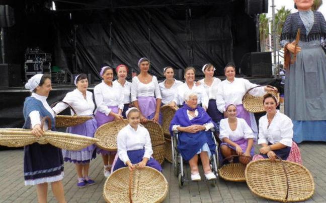 Imagen de archivo de una anterior edición del Sardinera Eguna de Santurtzi, Deia