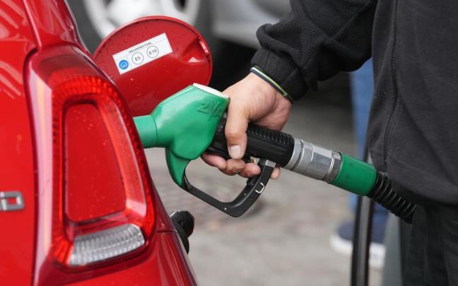 Una persona echa combustible.