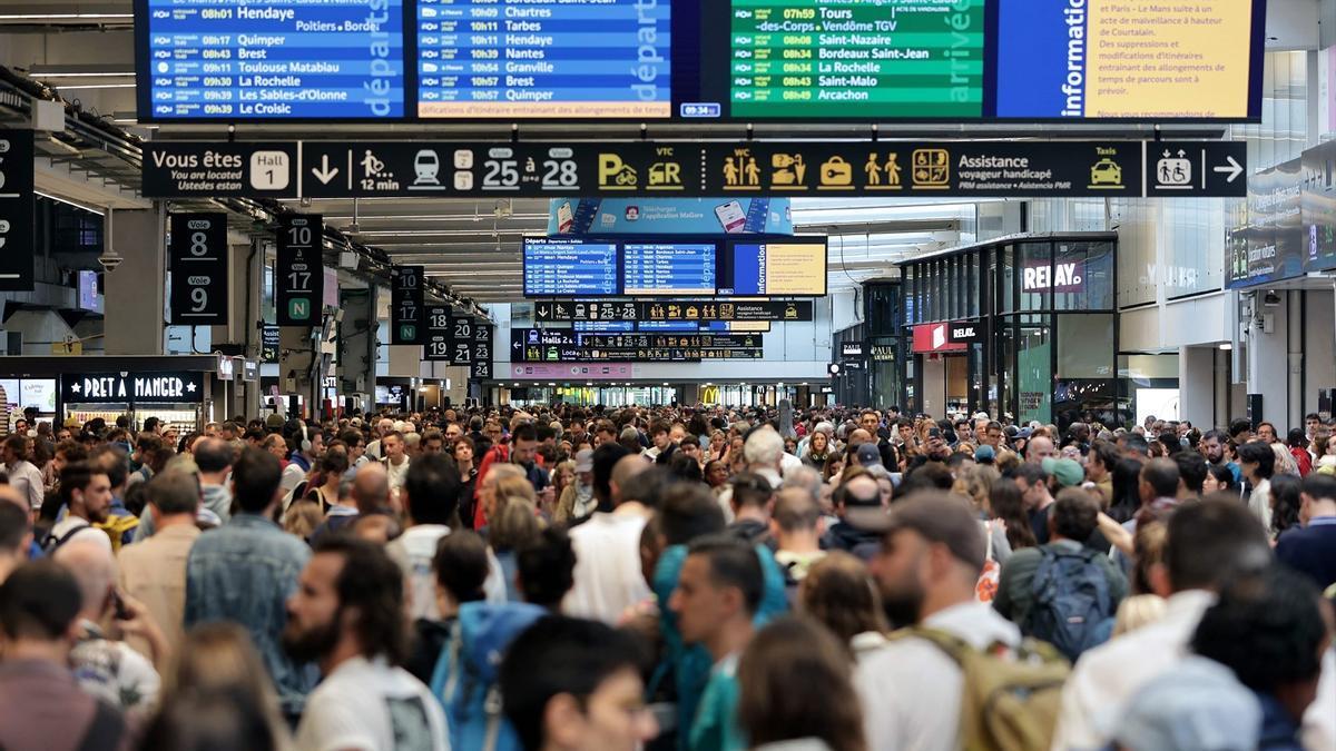 Viajeros en la estación de Montparnasse de París.