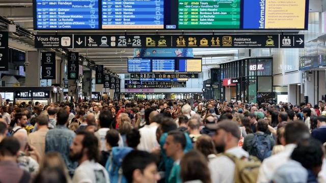 Viajeros en la estación de Montparnasse de París.