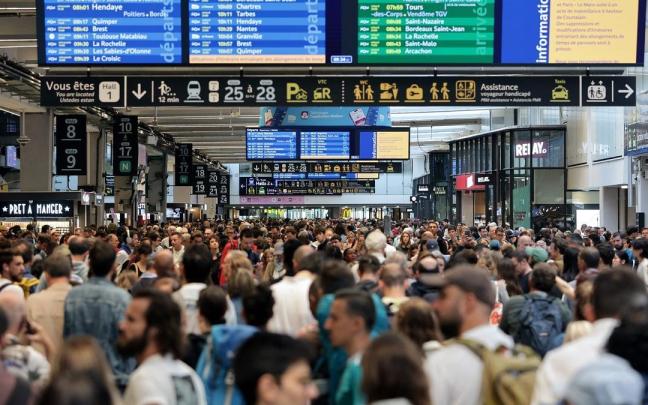 Viajeros en la estación de Montparnasse de París.