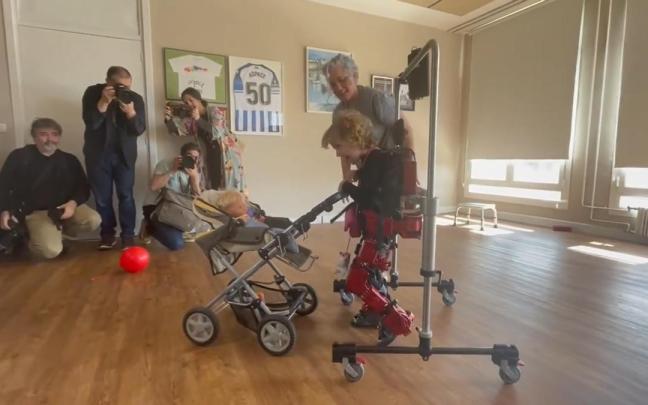 Danele, una niña de cuatro años con parálisis cerebral, prueba un exoesqueleto en Aspace Gipuzkoa