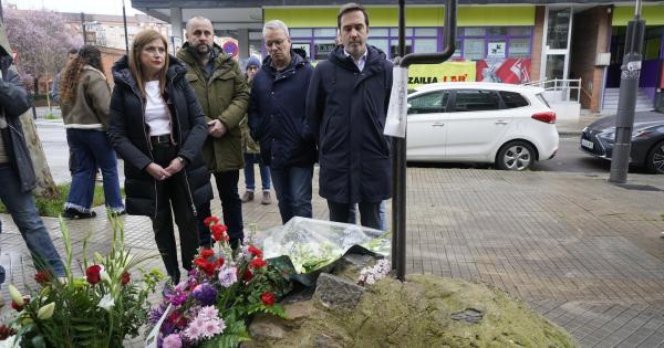 En imágenes: ofrenda floral en el monolito del 3 de marzo DNA