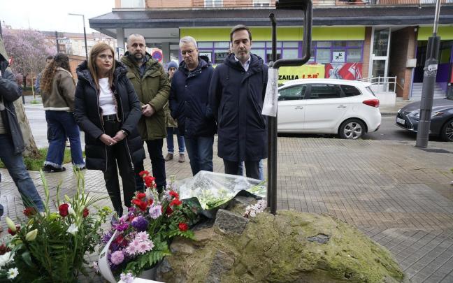 En imágenes: ofrenda floral en el monolito del 3 de marzo DNA