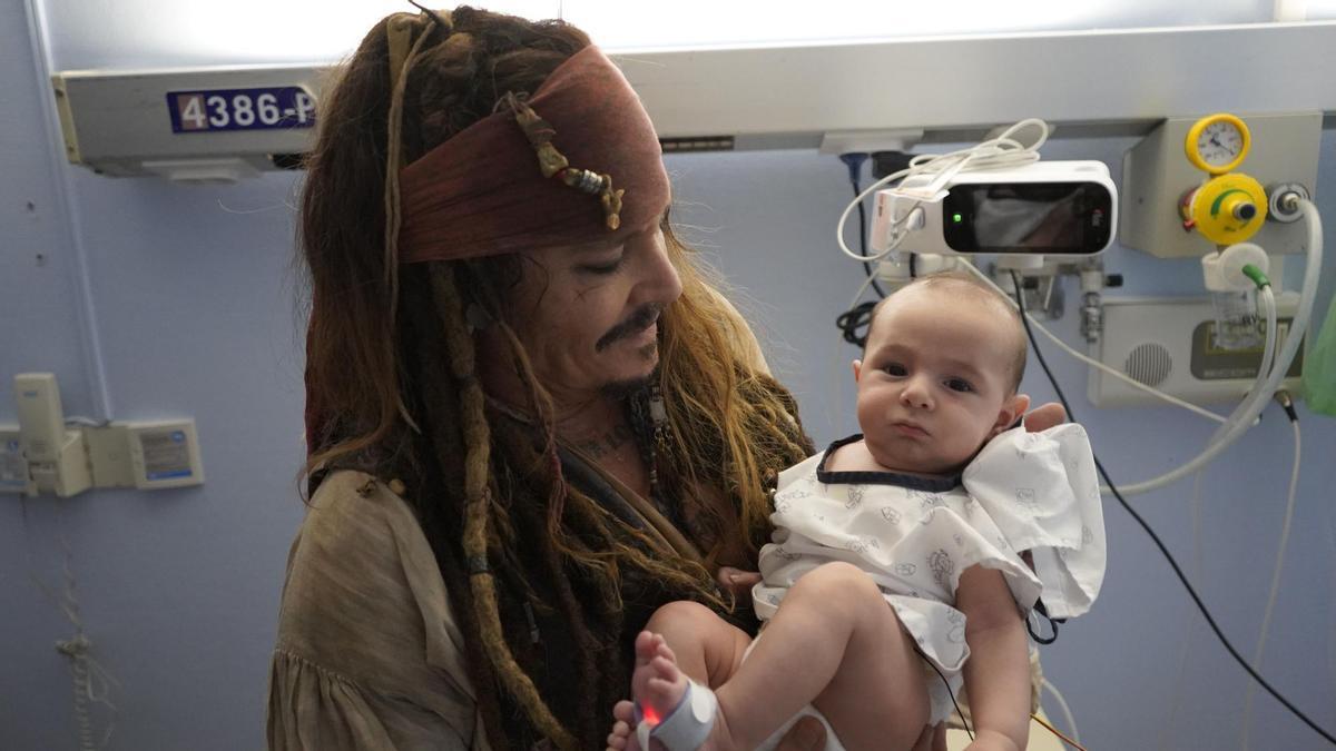 Johnny Depp visita el Hospital Donostia