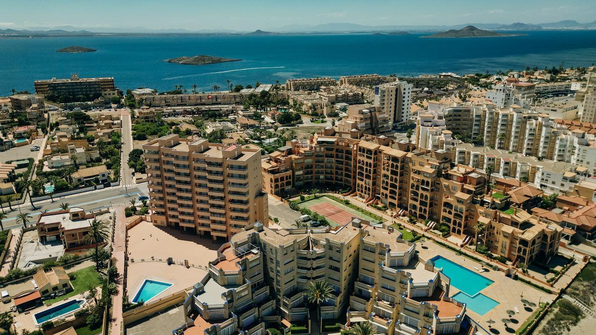 Bloques de pisos en La Manga del Mar Menor.