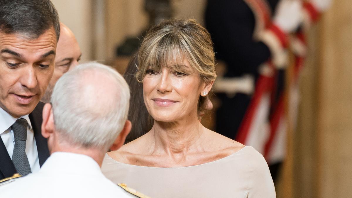 Begoña Gómez junto a Pedro Sánchez en un acto público.