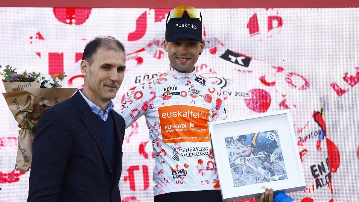 Jon Agirre, en el podio, como vencedor de la montaña.